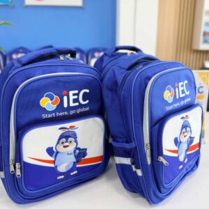 Nhận May Balo Trung Tâm Ngoại Ngữ Theo Yêu Cầu – In Thêu Logo Giá Xưởng TPHCM | Trung Tâm iEC